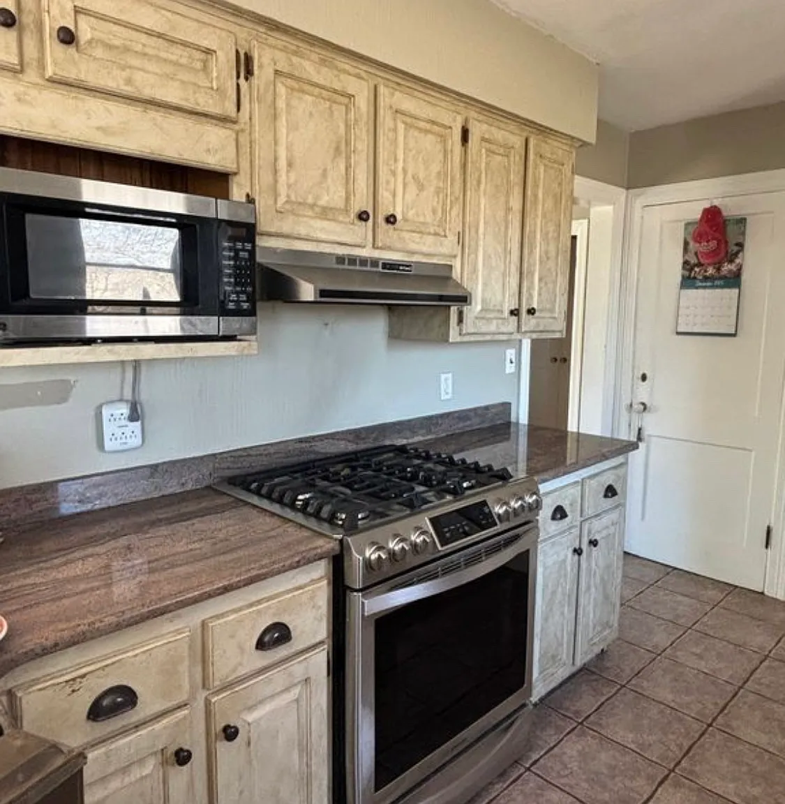 4 bed, 2.5 bath, 2400 sqft, $1,800 — Photo 4