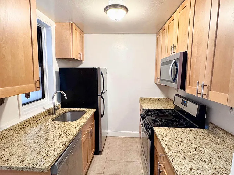 2355 E 12th St #5Z — Photo 3