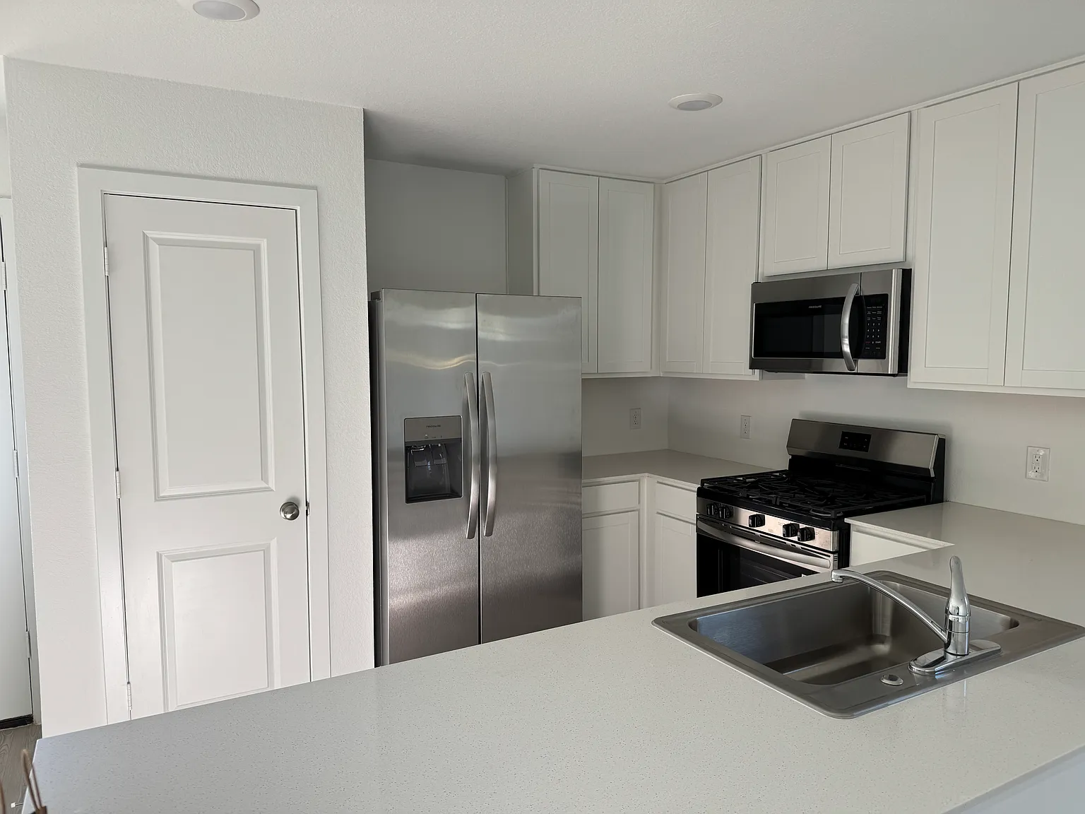 4 bed, 2.5 bath, 2039 sqft, $2,295 — Photo 3