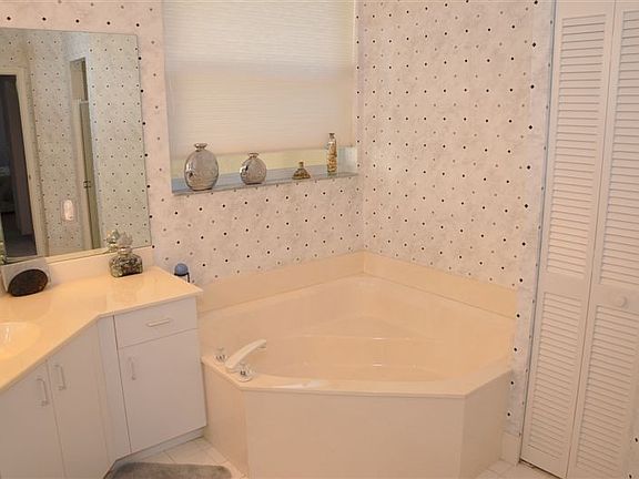 4th image of 5031 Ventura Dr
