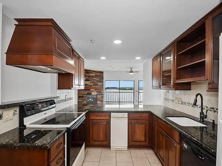 401 Lakeside Ln #311 — Photo 3
