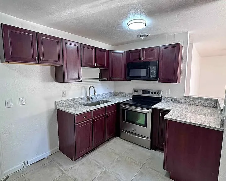 1125 Emerald Dr — Photo 2
