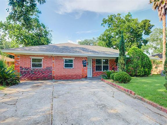 4th image of 2607 Leslie St