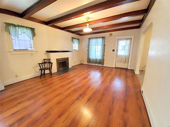 3rd image of 428 Whitelaw Ave