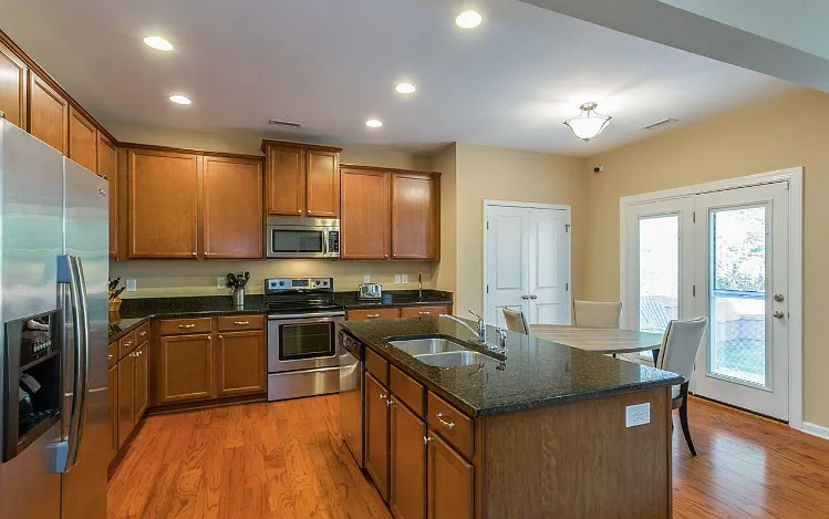 2409 Pear Tree Ln — Photo 4