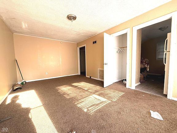 3rd image of 2736 N Dearborn St