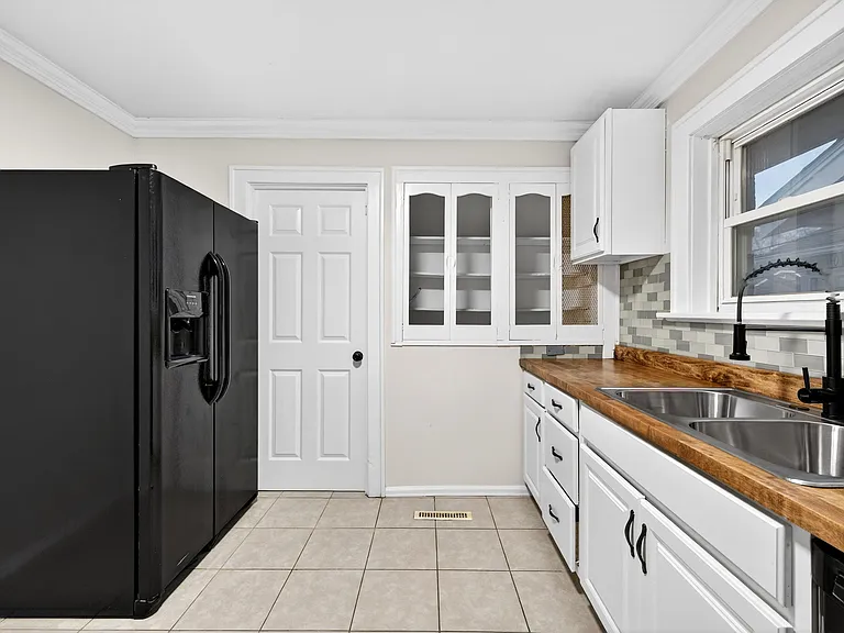 6135 Newport Ave — Photo 9