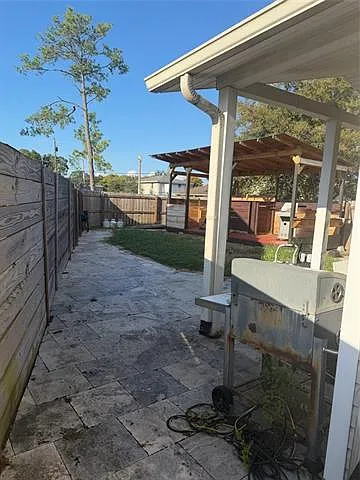 4 bed, 2.5 bath, 2000 sqft, $2,500 — Photo 2