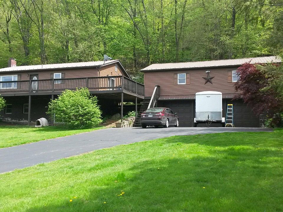 Ranch w/ LOTS of garage!
