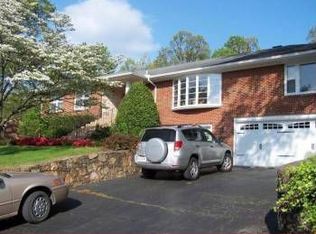 3060 Sedgefield Rd, Roanoke, VA 24015