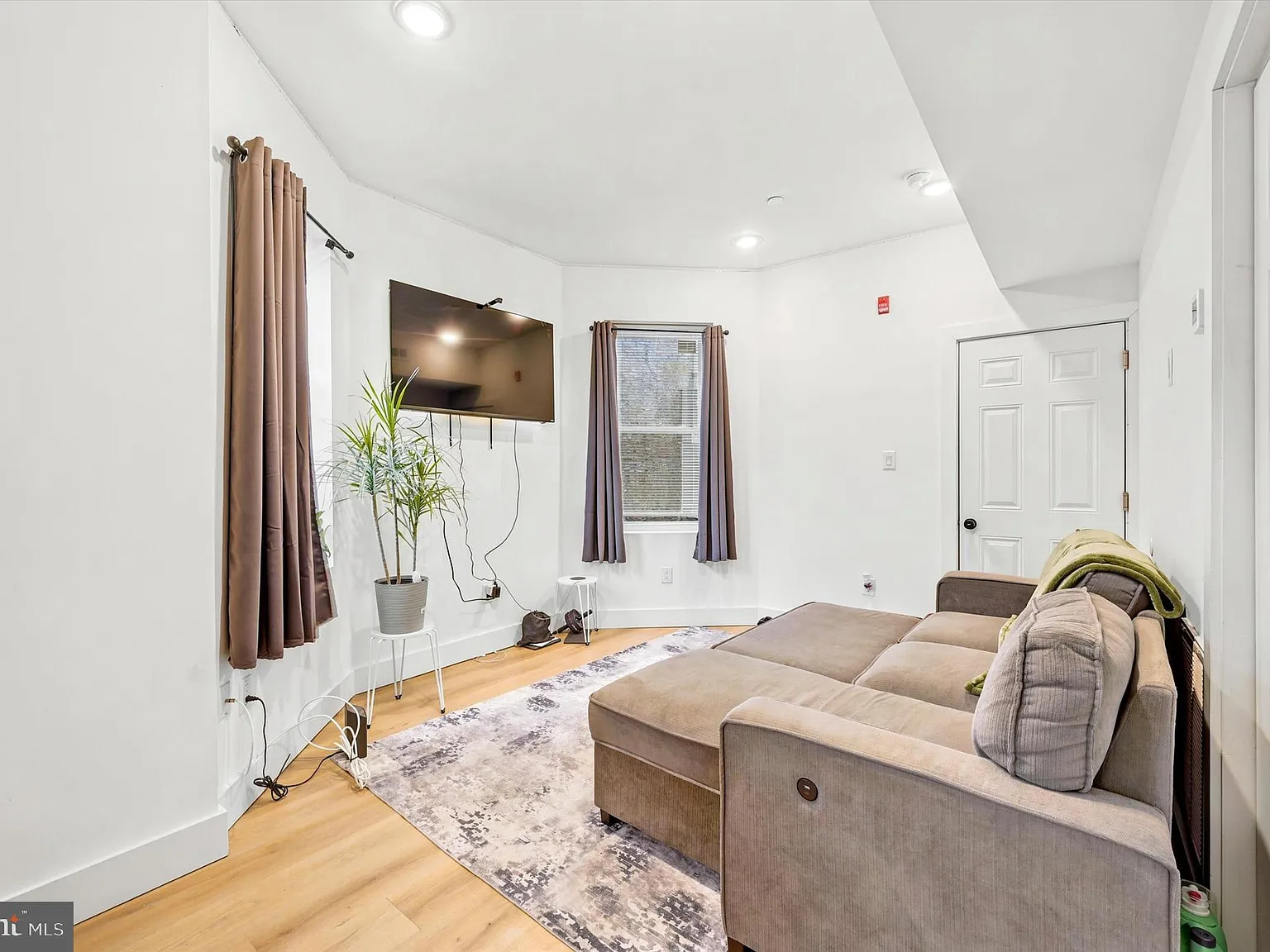 1 bed, 1100 sqft, $1,300 — Photo 4