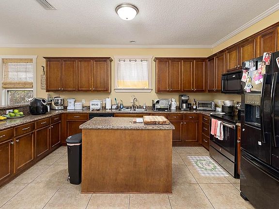 5th image of 26 Autumns Wood Dr