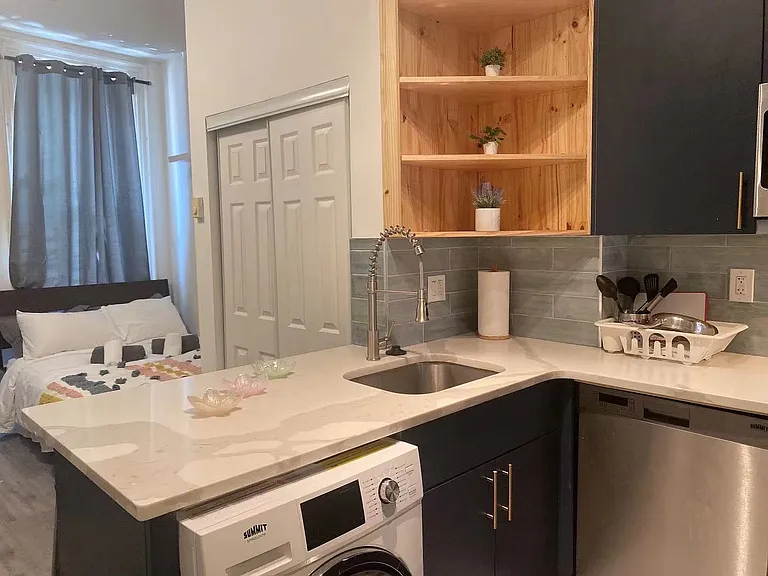 1725 Bainbridge St #1F — Photo 3