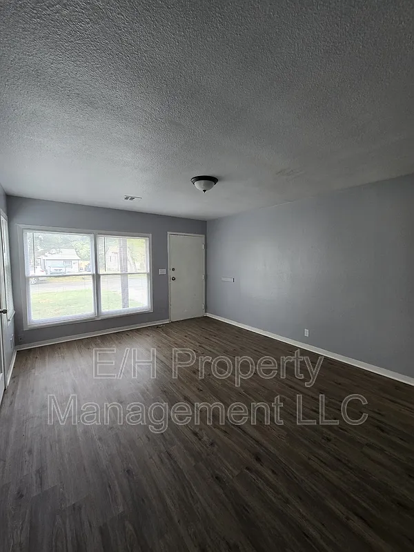 3 bed, 1.0 bath, 960 sqft, $1,100 — Photo 3