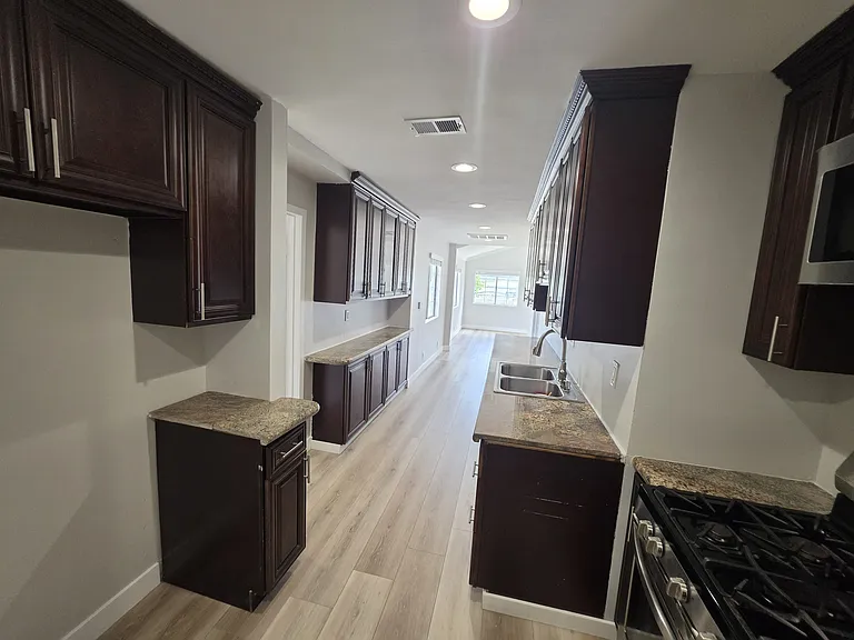 10303 Arminta St — Photo 34
