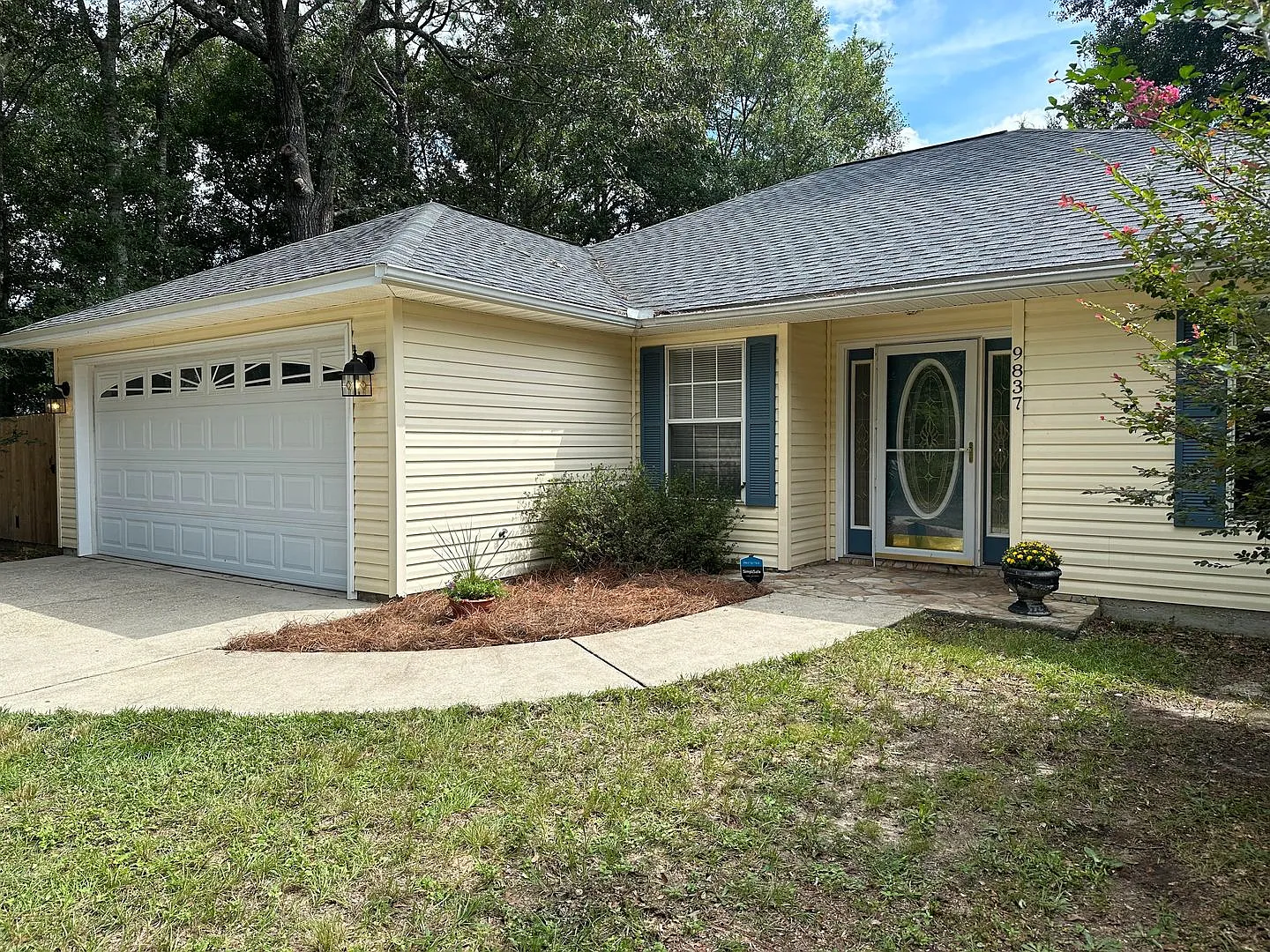 Beautiful 3/2 home on Mobile Hwy — Photo 1