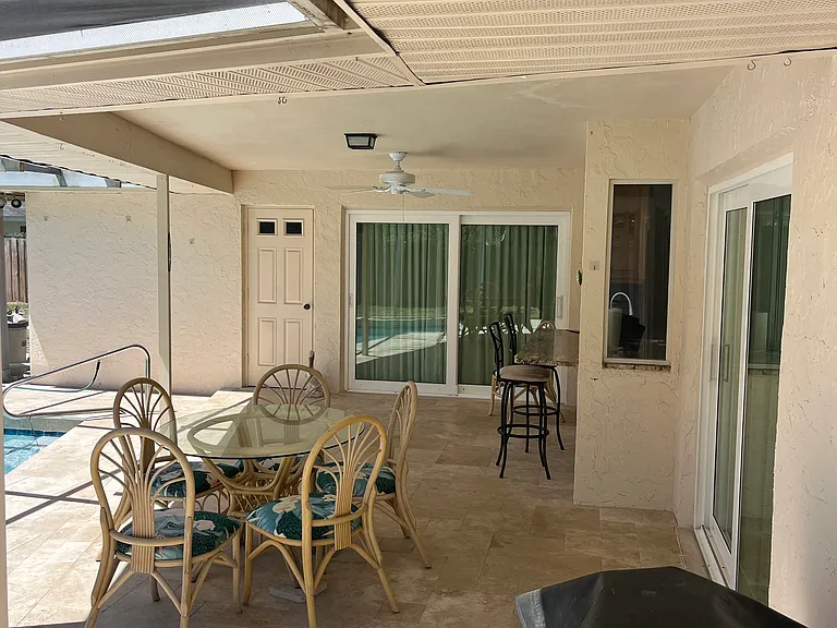 514 Chevy Chase Dr — Photo 3