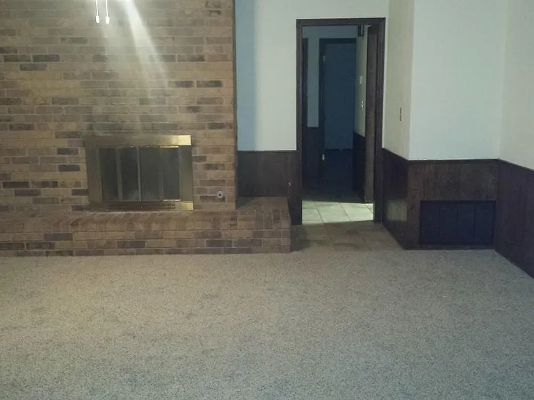 1919 W State Ln — Photo 5