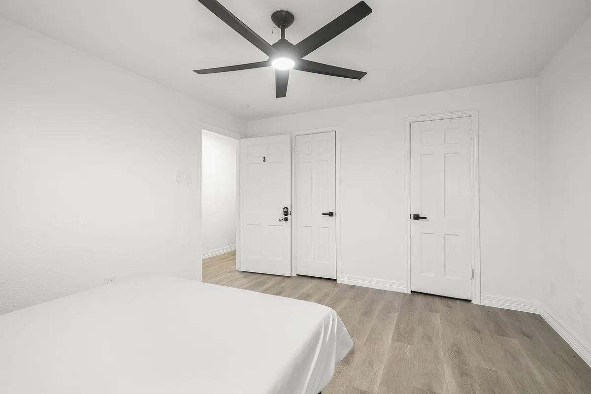 Standard room w/ queen bed, writing table, ceiling fan. - Culmore Dr