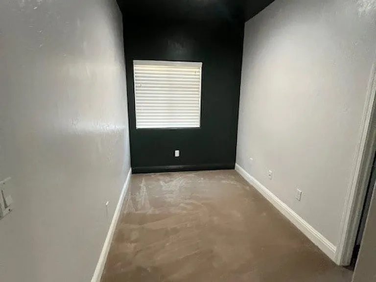 2437 W Glendale Ave — Photo 11