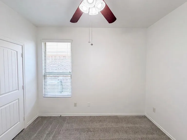 1008 Edgewater Dr — Photo 12