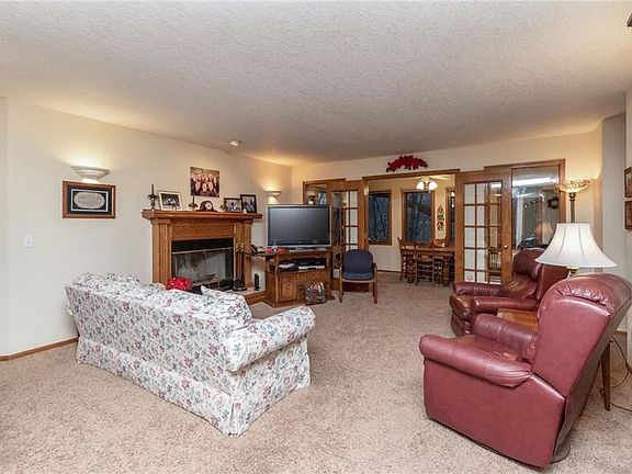 4th image of 132 NW Irvinedale Dr