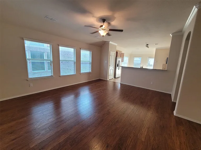 8913 Eastwood Ave — Photo 6