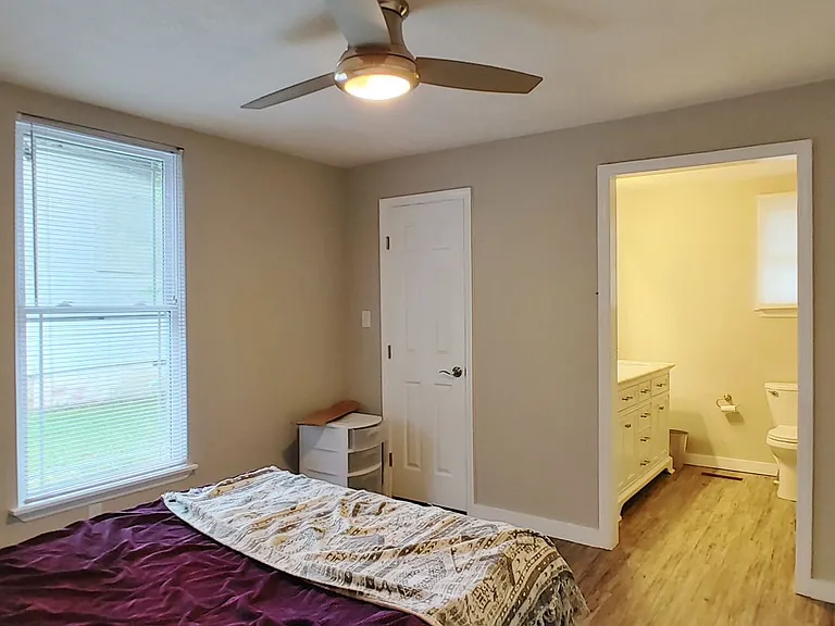 2111 Oak St — Photo 29