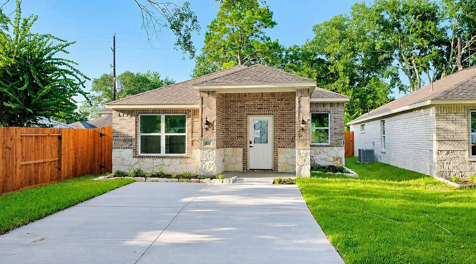 3 bed, 2.0 bath, 1395 sqft, $2,400 — Photo 1