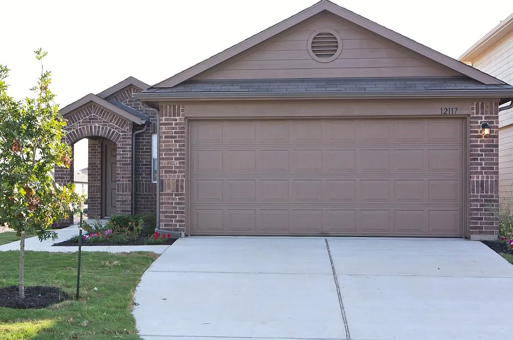 3 bed, 2.0 bath, 1521 sqft, $1,950 — Photo 2