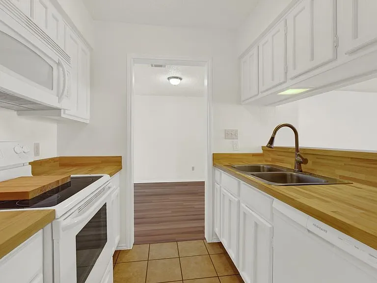 1202 Thorpe Ln #701 — Photo 15