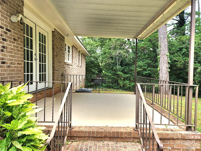1482 Wesley Dr — Photo 9