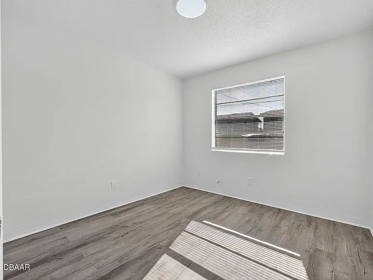 2417 N Oleander Ave — Photo 12
