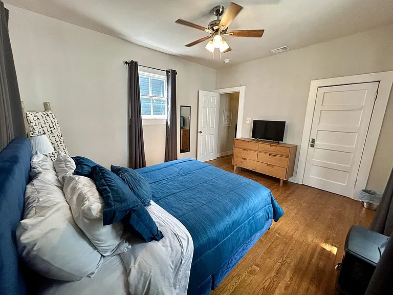 404 E Carson St — Photo 16