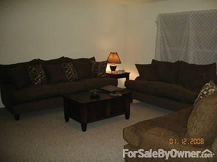 OPEN CONCEPT LIVING ROOM WITH GAS LOG
						:
						CEILING FAN AND CATHEDRAL CEILINGS AND GAS LOG IS VERY ECONOMICAL HEAT