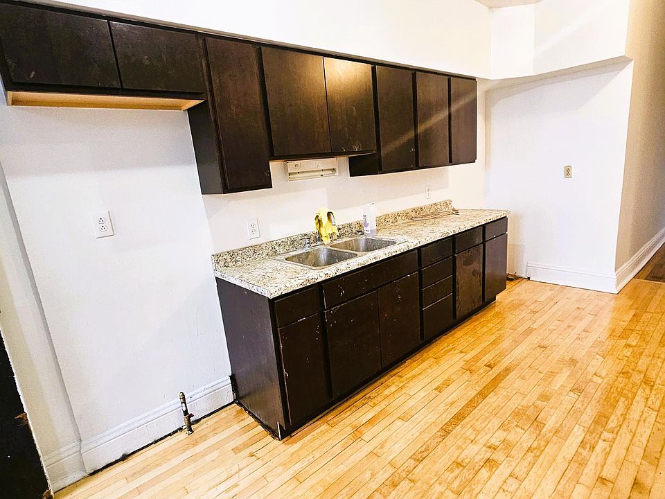 Unit now has stainless steel appliances!