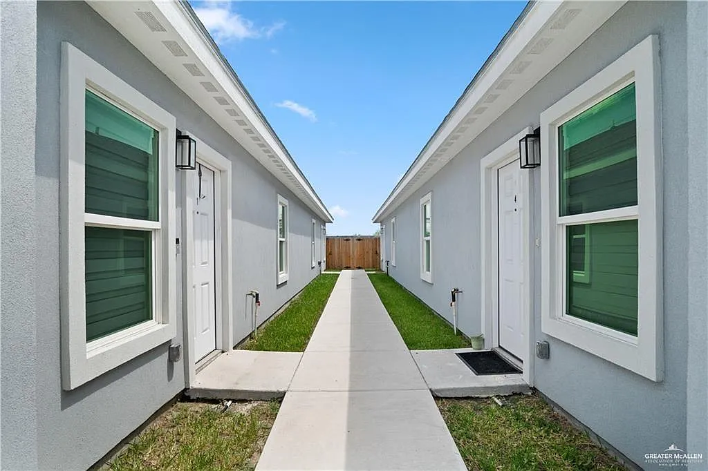 Building Photo - 5605 Notre Dame Ave #2