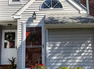 108 Pinewood Dr, Hamilton, NJ 08690