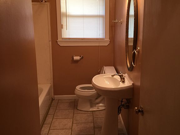 3rd image of 4827 Parker St