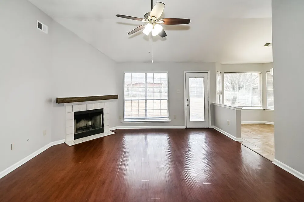 3 bed, 2.0 bath, 2036 sqft, $2,075 — Photo 4