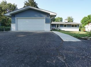 28W345 Behrs Circle Dr S, Warrenville, IL 60555