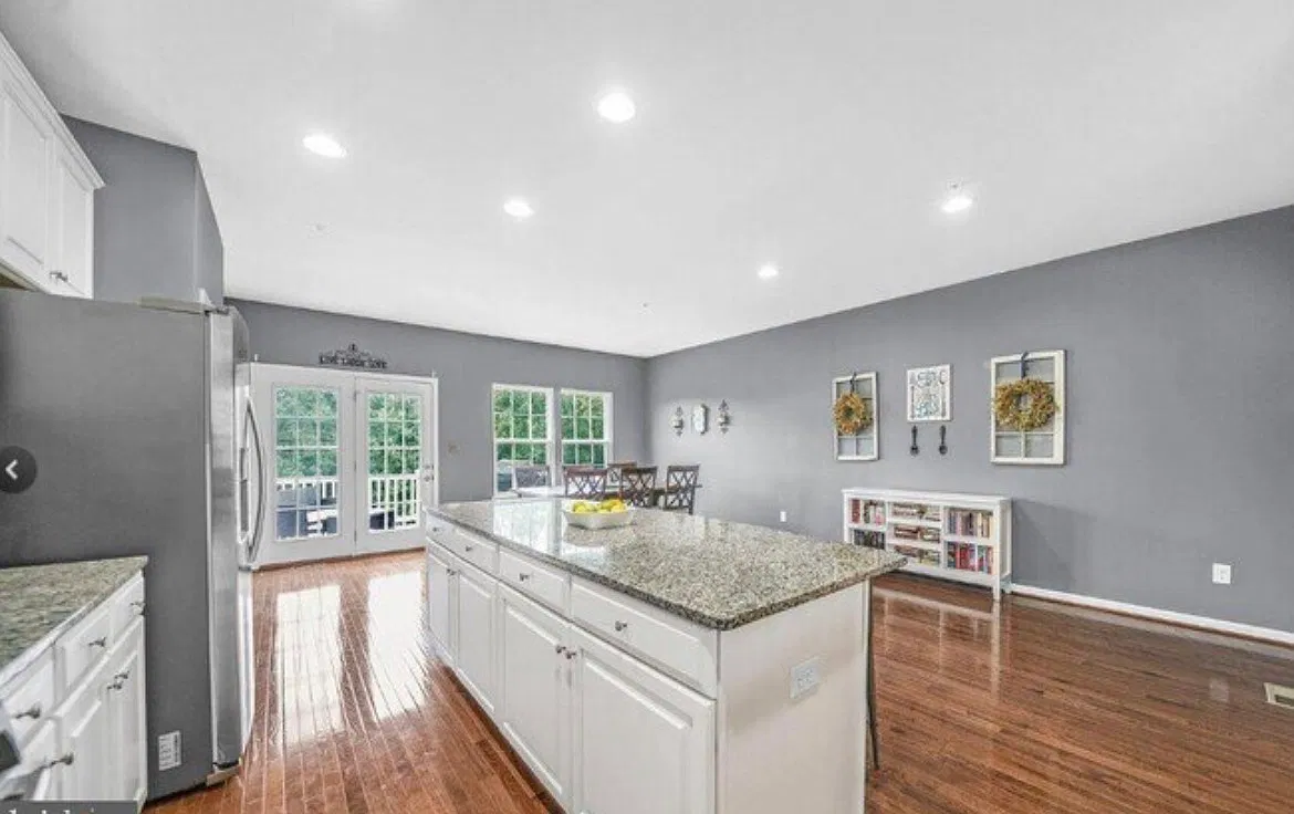3 bed, 2100 sqft, $3,200 — Photo 3