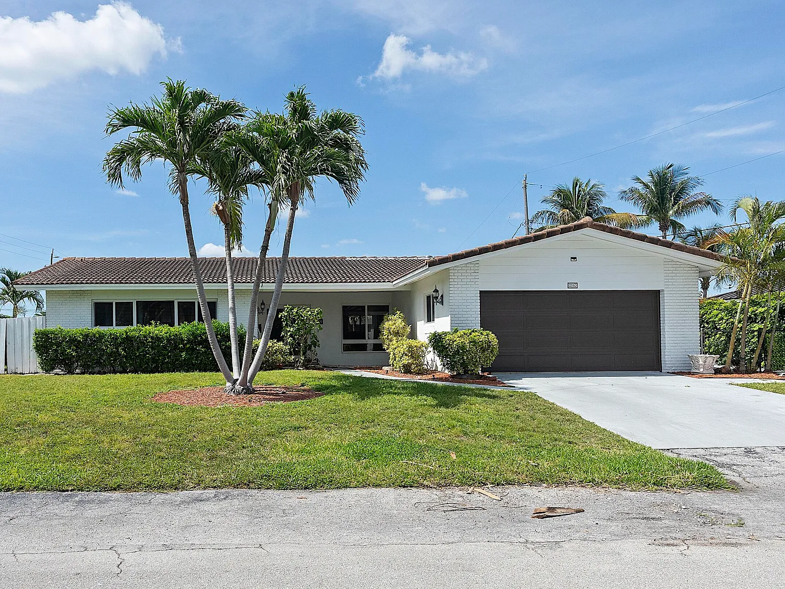 3 bed, 2.0 bath, 1799 sqft, $5,000 — Photo 2