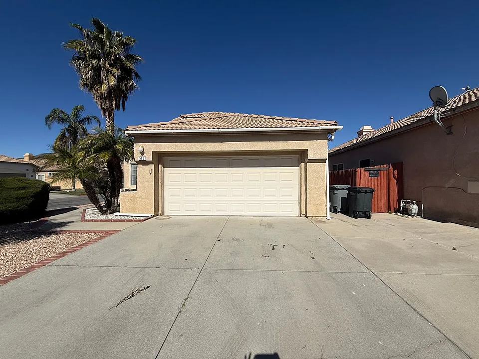 585 Berkshire Ln