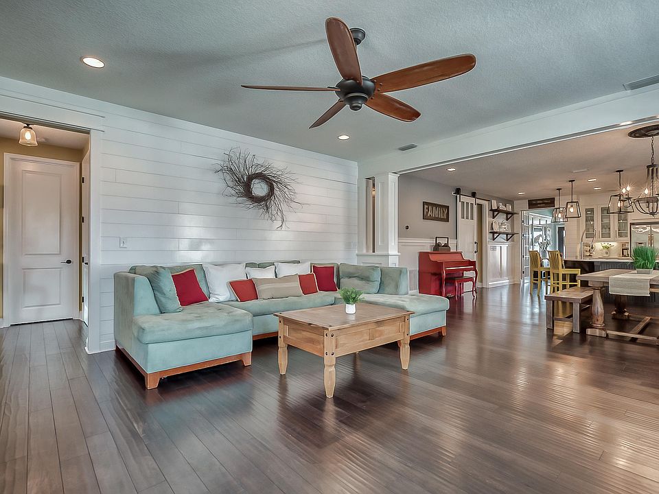 1st image of 595 Captiva Dr