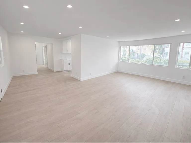 330 S Kenmore Ave #10 — Photo 2