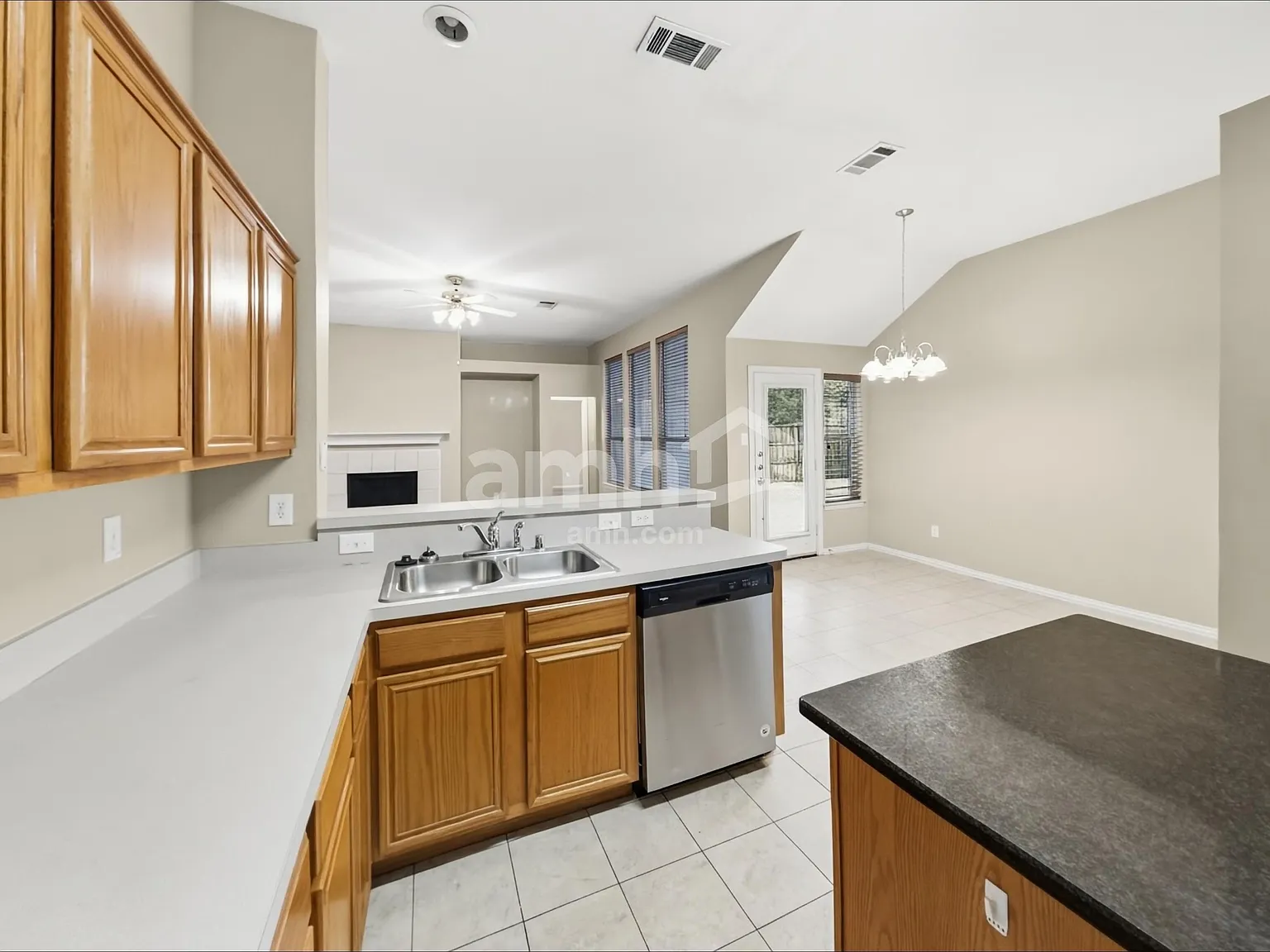 3 bed, 2.0 bath, 1687 sqft, $2,375 — Photo 4
