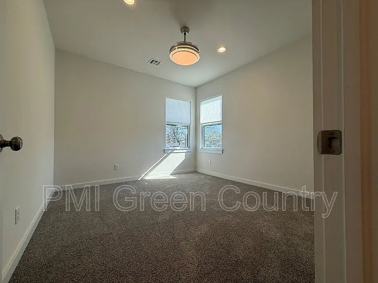 134 E Elgin St — Photo 20