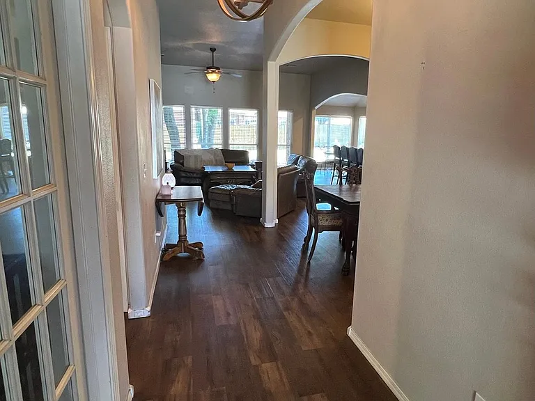 1805 E Jacksonville St — Photo 2