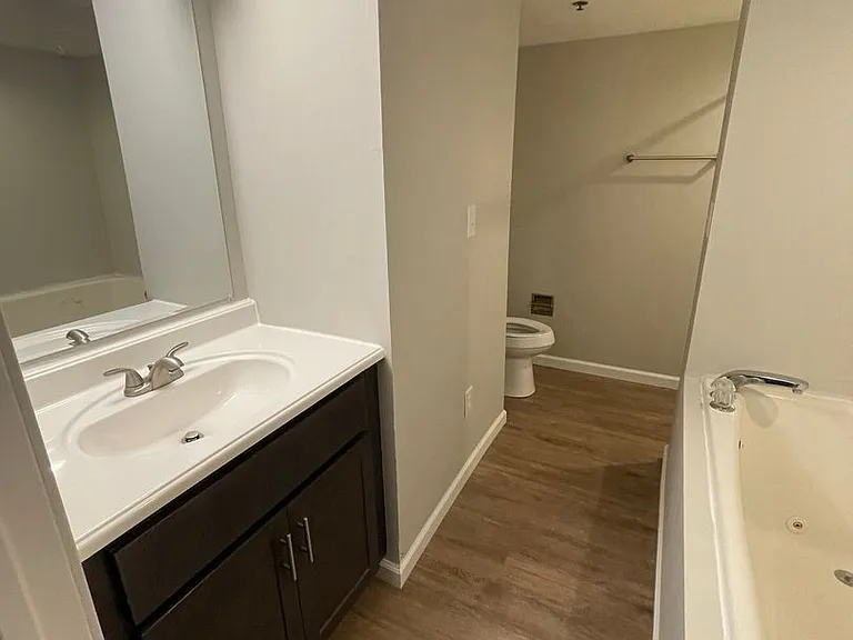 301 E Chalmers St — Photo 9
